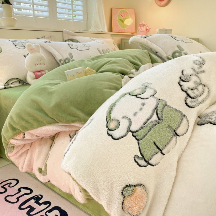 91家纺网 家纺一手货源 找家纺 沐慕 2024新款卡通印花雪花绒四件套加厚牛奶绒四件套 字母萌宠