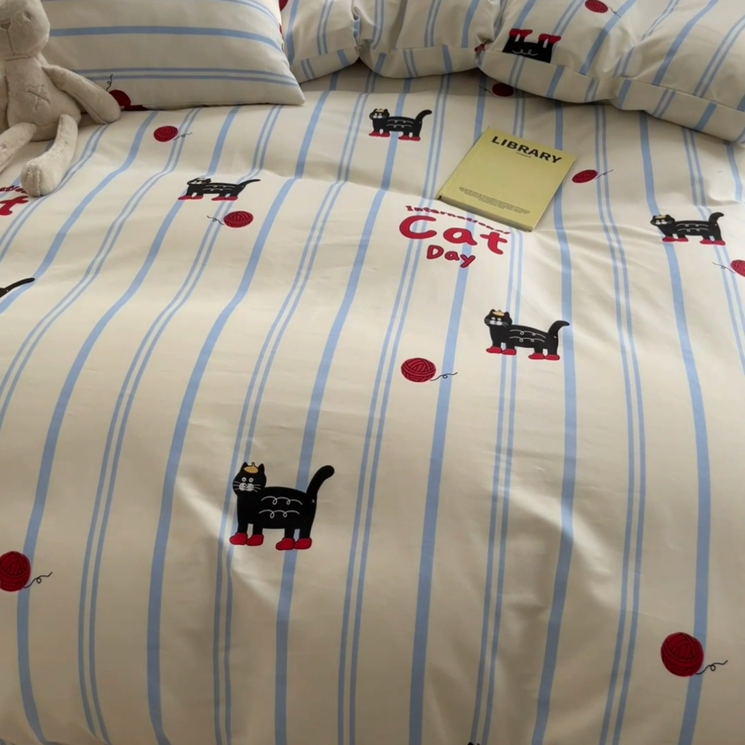 91家纺网 家纺一手货源 找家纺 麦伦家居 2024全棉斜纹13372小清新碎花卡通系列四件套 蓝条小猫咪