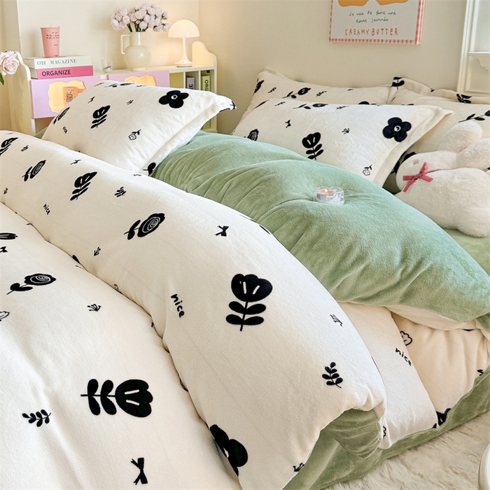 91家纺网 家纺一手货源 找家纺 名兮 2024新款卡通时尚风高克重牛奶绒四件套 花溪