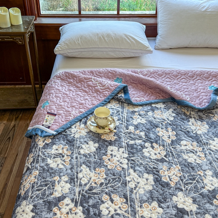 91家纺网 家纺一手货源 找家纺 梵克保罗 2024新款亲肤舒适牛奶绒花边单床盖 流光岁月