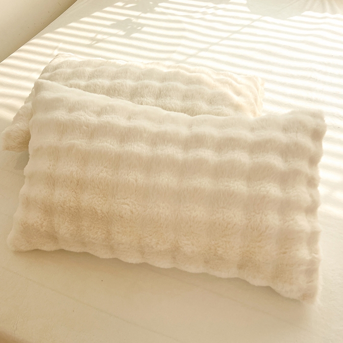 91家纺网 家纺一手货源 找家纺 欧冠家纺 2024秋冬新款纯色泡泡绒和七彩泡泡床裙款四件套 泡泡-奶白色