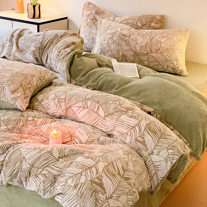 91家纺网 家纺一手货源 找家纺 雅居纺家纺 2024新款花卉雕花绒四件套 深色树叶