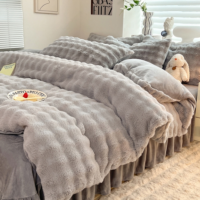 91家纺网 家纺一手货源 找家纺 欧冠家纺 2024秋冬新款纯色泡泡绒和七彩泡泡床裙款四件套 泡泡-高级灰