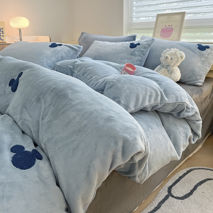 91家纺网 家纺一手货源 找家纺 雅居纺家纺 2024新款高克重牛奶绒毛巾绣四件套 米奇-蓝灰