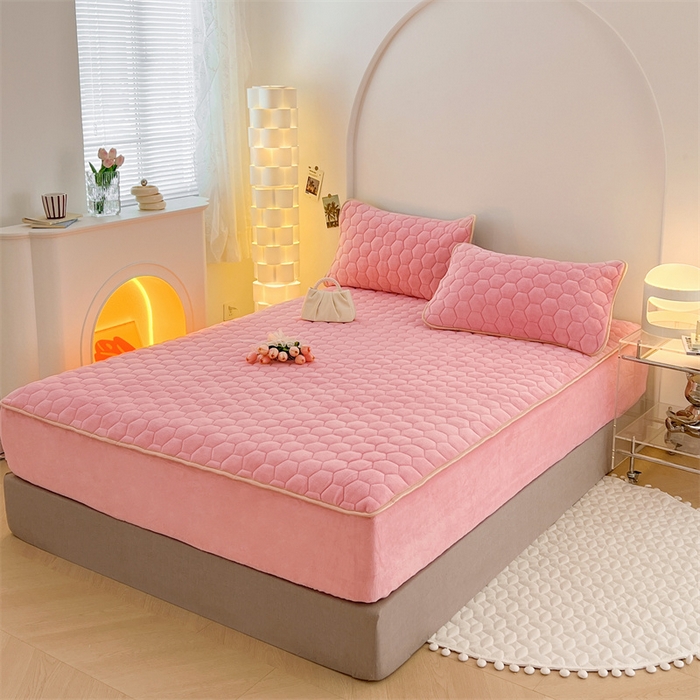 91家纺网 家纺一手货源 找家纺 梦舒羽 2025新款牛奶绒夹棉床笠三件套床罩床单床盖护垫套 樱花粉