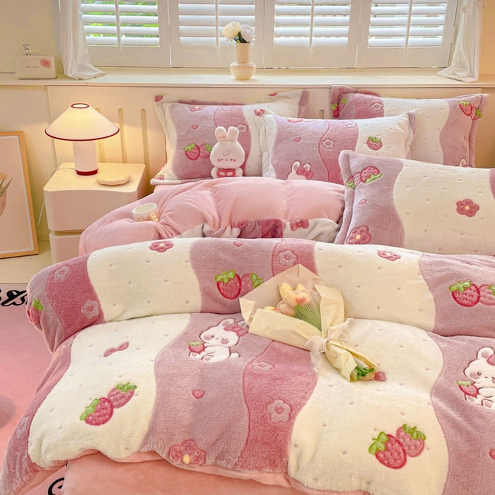 91家纺网 家纺一手货源 找家纺 沐慕 2024新款卡通印花雪花绒四件套加厚牛奶绒四件套 草莓兔
