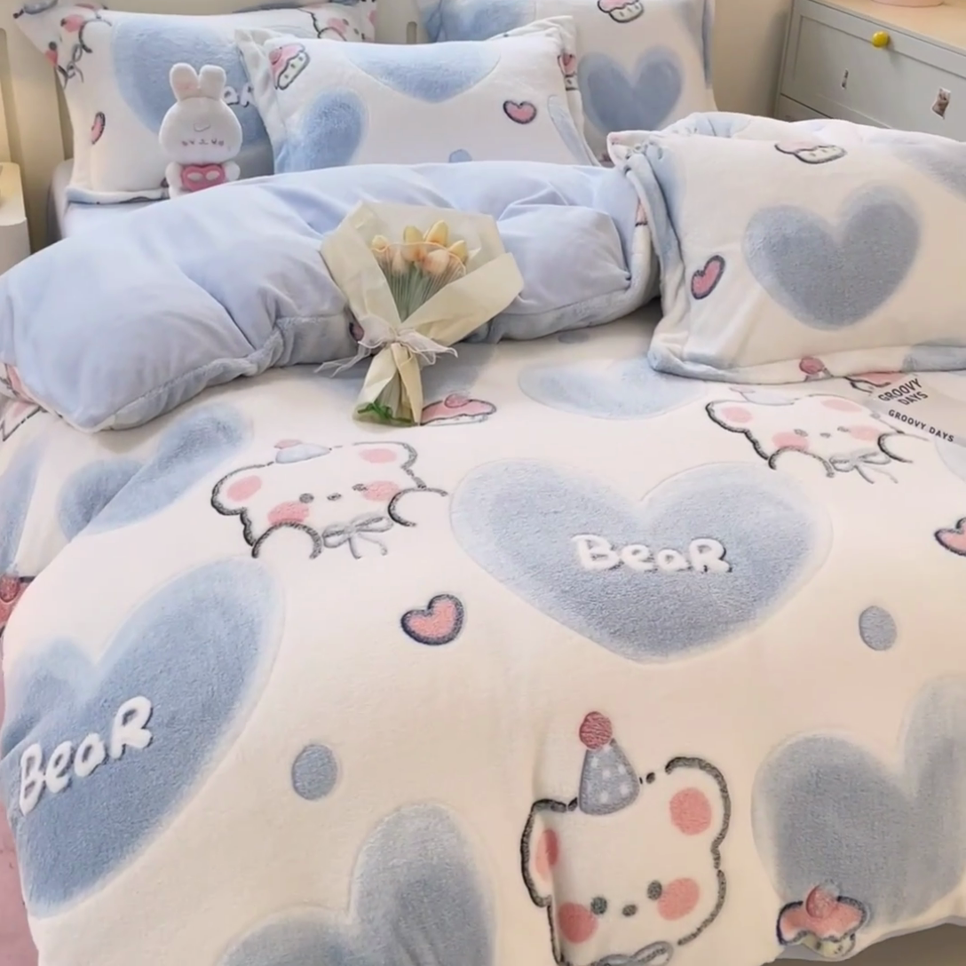 91家纺网 家纺一手货源 找家纺 沐慕 2024新款卡通印花雪花绒四件套加厚牛奶绒四件套 爱心小熊