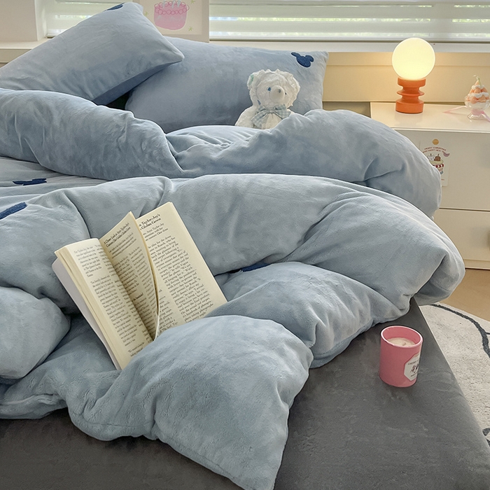 91家纺网 家纺一手货源 找家纺 雅居纺家纺 2024新款高克重牛奶绒毛巾绣四件套 米奇-蓝灰