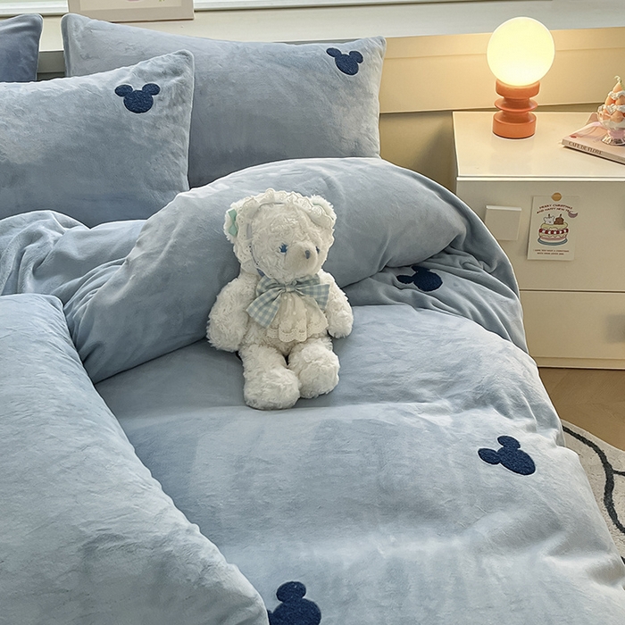 91家纺网 家纺一手货源 找家纺 雅居纺家纺 2024新款高克重牛奶绒毛巾绣四件套 米奇-蓝灰