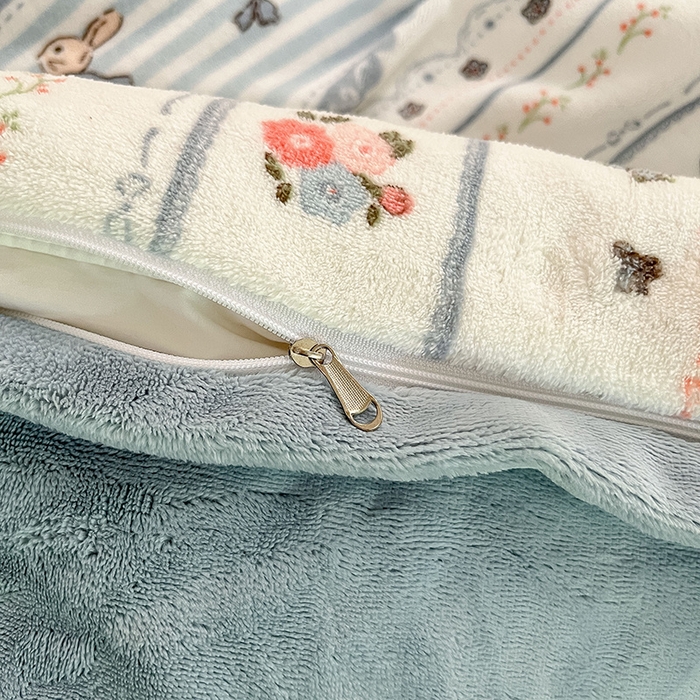 91家纺网 家纺一手货源 找家纺 雅居纺家纺 2024新款高克重印花牛奶绒单枕套 蓝色小兔