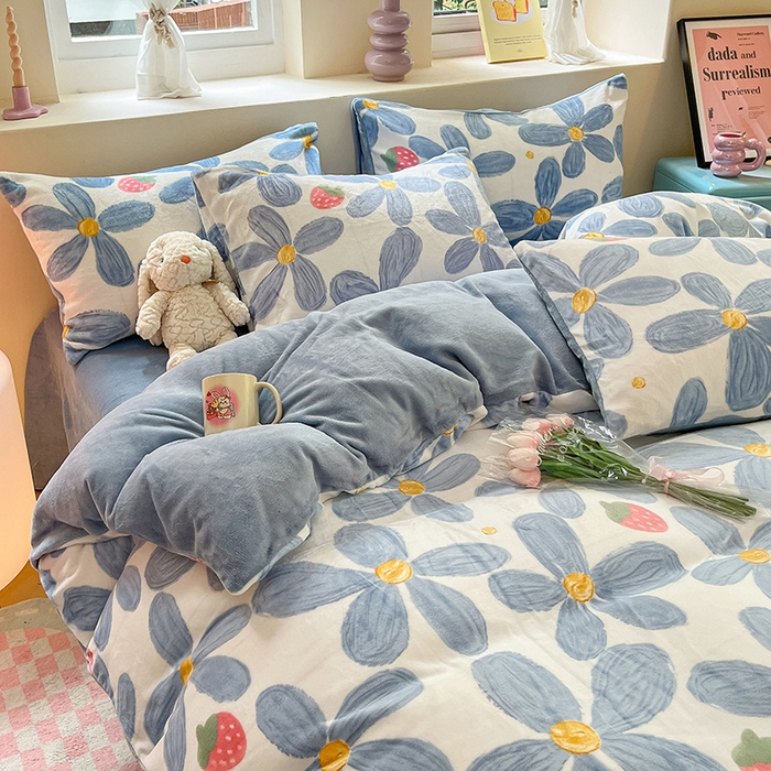 91家纺网 家纺一手货源 找家纺 雅居纺家纺 2024新款高克重印花牛奶绒四件套 蓝墨花朵