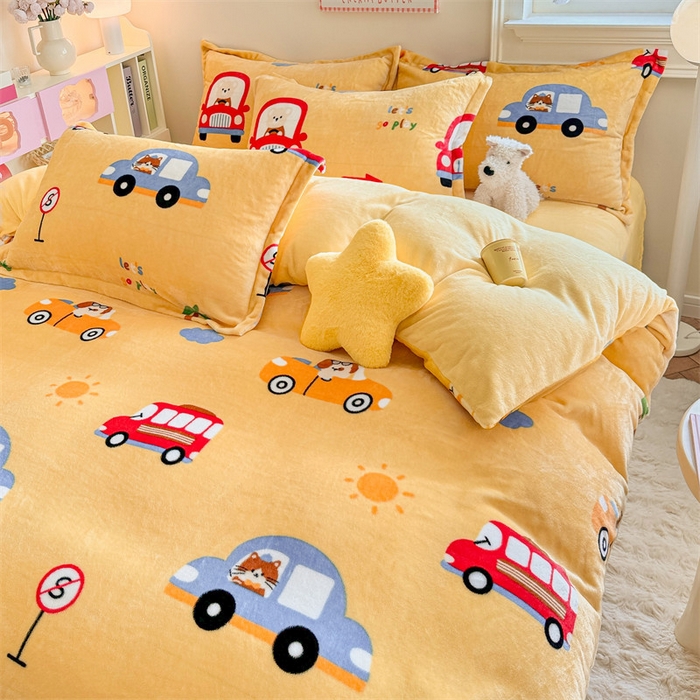 91家纺网 家纺一手货源 找家纺 名兮 2024新款卡通时尚风高克重牛奶绒四件套 汽车派对