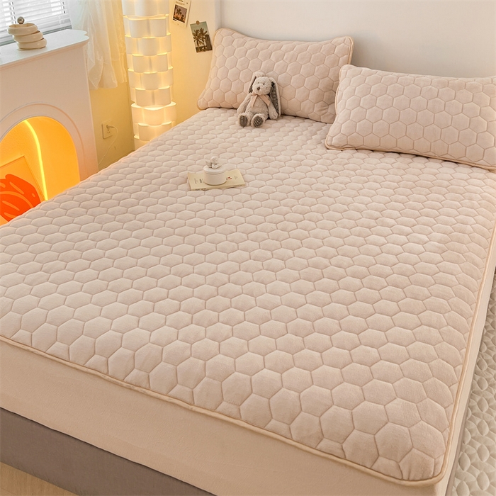 91家纺网 家纺一手货源 找家纺 梦舒羽 2025新款牛奶绒夹棉床笠三件套床罩床单床盖护垫套 卡其米