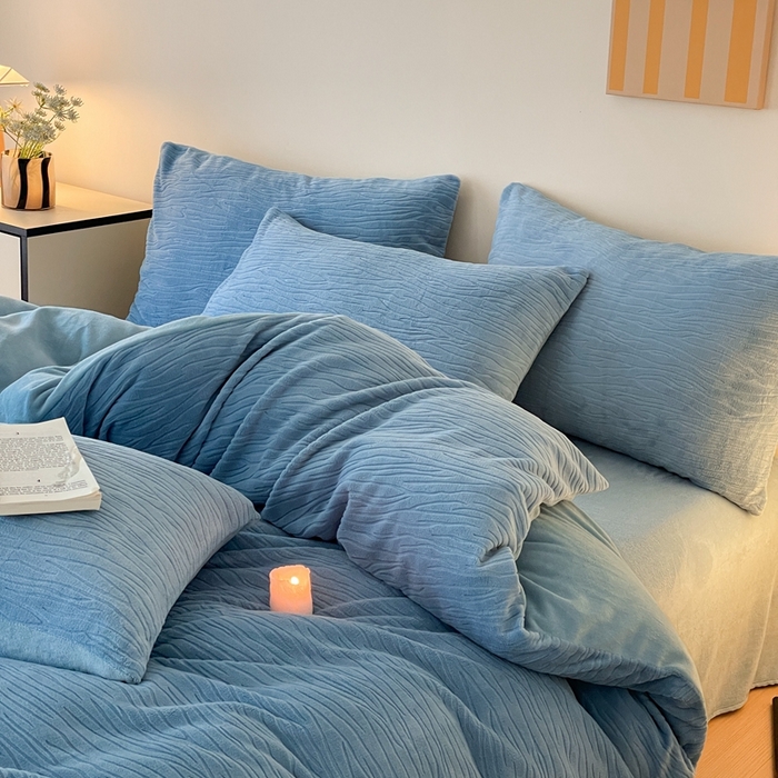 91家纺网 家纺一手货源 找家纺 雅居纺家纺 2024新款简约风雕花绒四件套 威廉-蓝色