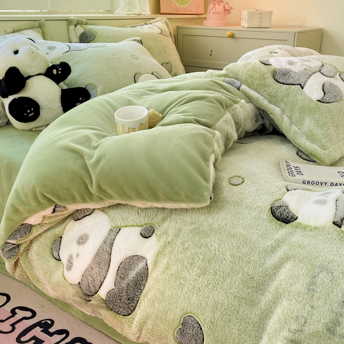 91家纺网 家纺一手货源 找家纺 沐慕 2024新款卡通印花雪花绒四件套加厚牛奶绒四件套 熊猫伙伴