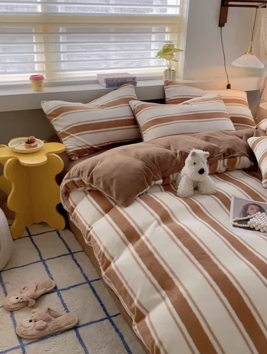 91家纺网 家纺一手货源 找家纺 雅居纺家纺 2024新款高克重印花牛奶绒四件套 咖色竖条