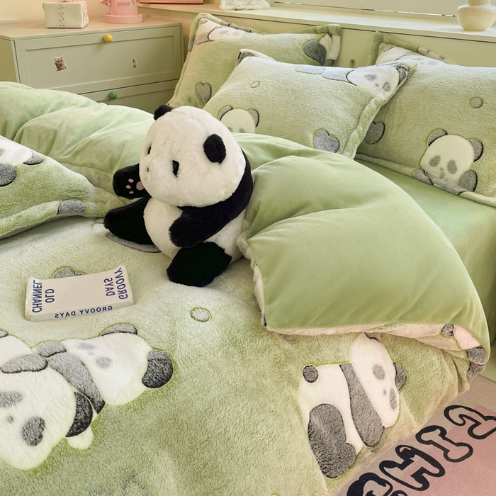 91家纺网 家纺一手货源 找家纺 沐慕 2024新款卡通印花雪花绒四件套加厚牛奶绒四件套 熊猫伙伴