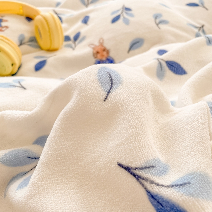 91家纺网 家纺一手货源 找家纺 雅居纺家纺 2024新款高克重印花牛奶绒单枕套 树叶小兔子