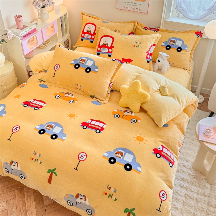 91家纺网 家纺一手货源 找家纺 名兮 2024新款卡通时尚风高克重牛奶绒四件套 汽车派对