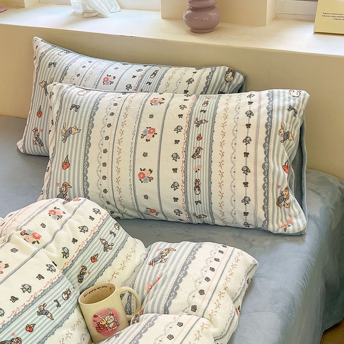 91家纺网 家纺一手货源 找家纺 雅居纺家纺 2024新款高克重印花牛奶绒单枕套 蓝色小兔