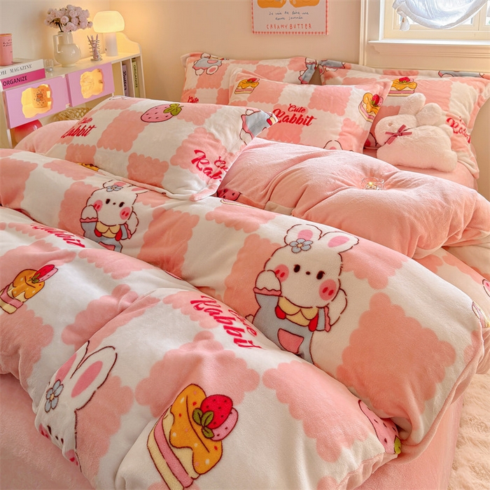 91家纺网 家纺一手货源 找家纺 名兮 2024新款卡通时尚风高克重牛奶绒四件套 格子兔