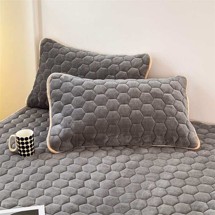 91家纺网 家纺一手货源 找家纺 梦舒羽 2025新款牛奶绒夹棉床笠三件套床罩床单床盖护垫套 山茶灰