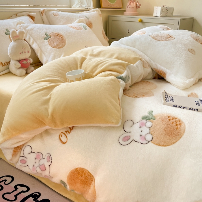 91家纺网 家纺一手货源 找家纺 沐慕 2024新款卡通印花雪花绒四件套加厚牛奶绒四件套 小橘子