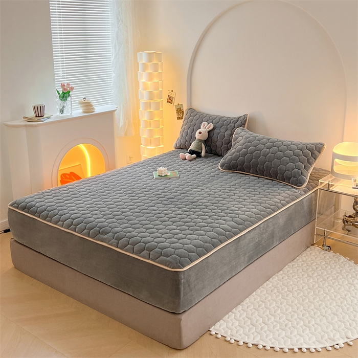 91家纺网 家纺一手货源 找家纺 梦舒羽 2025新款牛奶绒夹棉床笠三件套床罩床单床盖护垫套 山茶灰