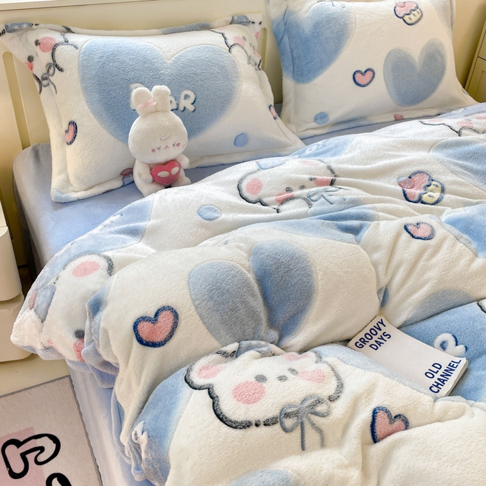 91家纺网 家纺一手货源 找家纺 沐慕 2024新款卡通印花雪花绒四件套加厚牛奶绒四件套 爱心小熊