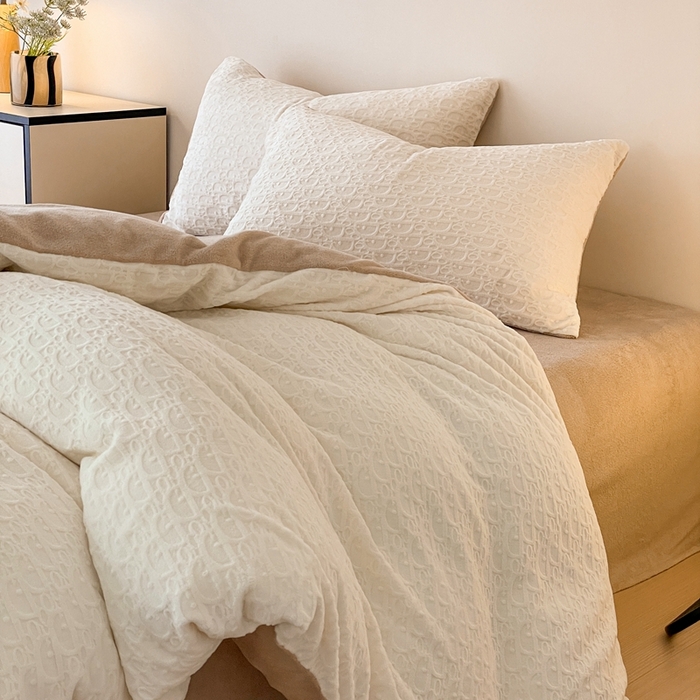 91家纺网 家纺一手货源 找家纺 雅居纺家纺 2024新款简约风雕花绒四件套 米兰-白