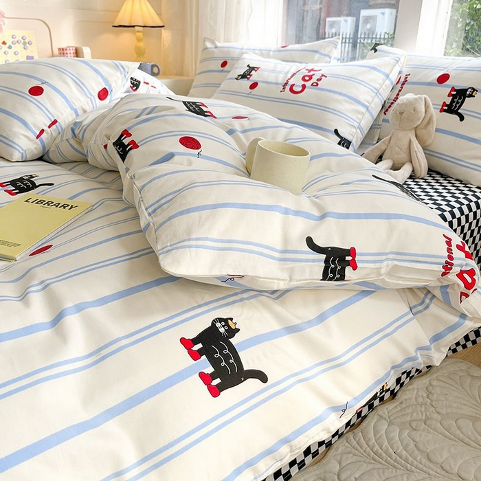 91家纺网 家纺一手货源 找家纺 麦伦家居 2024全棉斜纹13372小清新碎花卡通系列四件套 蓝条小猫咪