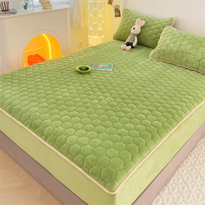 91家纺网 家纺一手货源 找家纺 梦舒羽 2025新款牛奶绒夹棉床笠三件套床罩床单床盖护垫套 抹茶绿