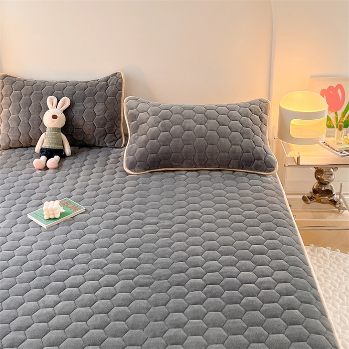 91家纺网 家纺一手货源 找家纺 梦舒羽 2025新款牛奶绒夹棉床笠三件套床罩床单床盖护垫套 山茶灰