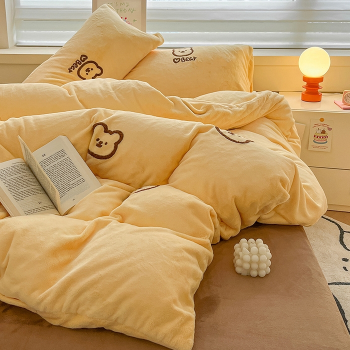 91家纺网 家纺一手货源 找家纺 雅居纺家纺 2024新款高克重牛奶绒毛巾绣四件套 小熊-黄咖