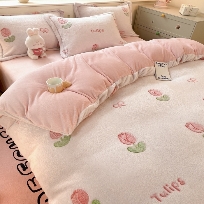 91家纺网 家纺一手货源 找家纺 沐慕 2024新款卡通印花雪花绒四件套加厚牛奶绒四件套 粉嫩郁金香