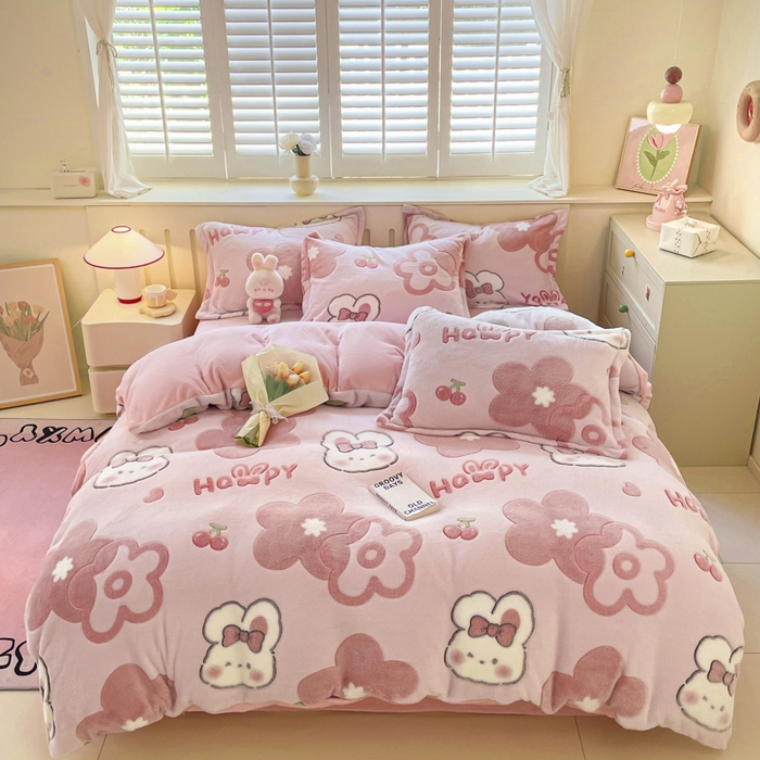 91家纺网 家纺一手货源 找家纺 沐慕 2024新款卡通印花雪花绒四件套加厚牛奶绒四件套 花花粉兔