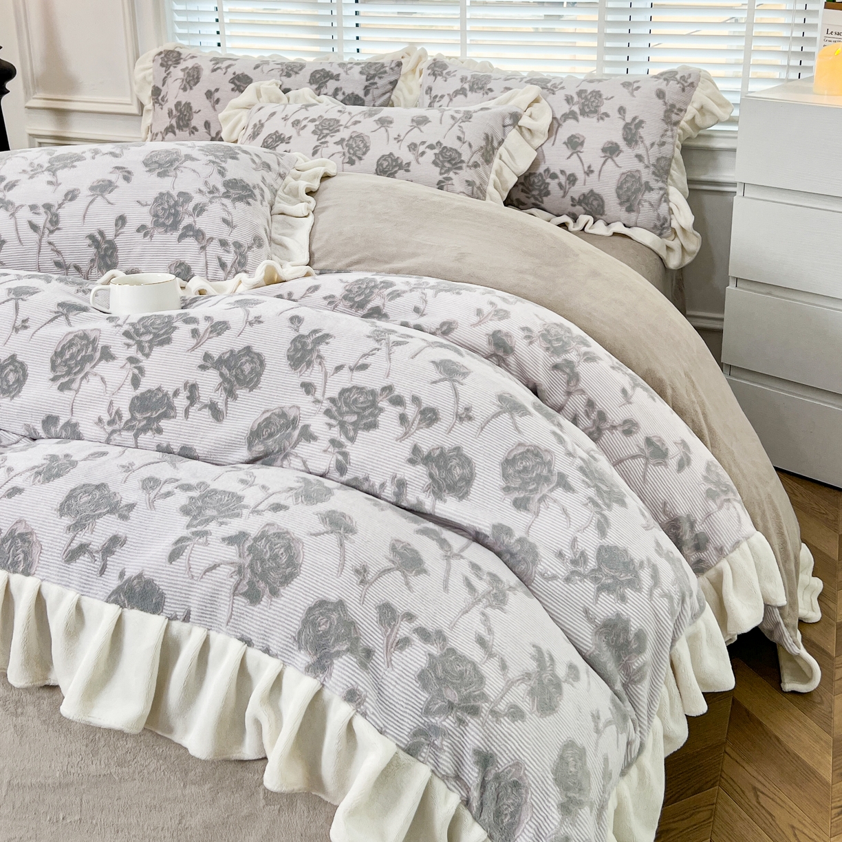 91家纺网 家纺一手货源 找家纺 金麦家纺 2024新款冬日暖阳系列A类牛奶雕花绒四件套 花意浓-灰