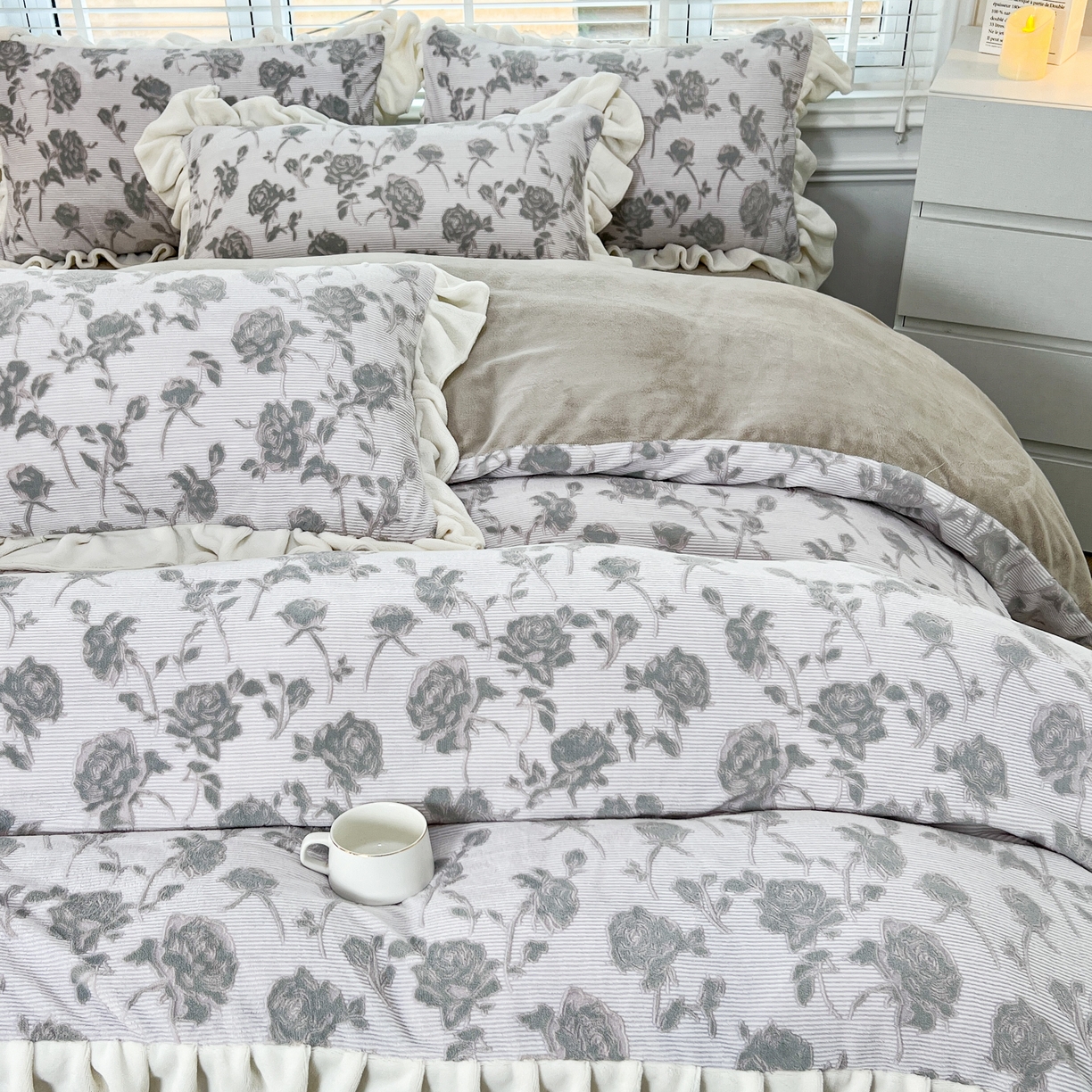 91家纺网 家纺一手货源 找家纺 金麦家纺 2024新款冬日暖阳系列A类牛奶雕花绒四件套 花意浓-灰