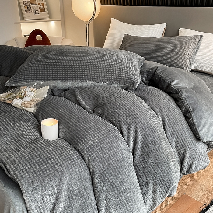 91家纺网 家纺一手货源 找家纺 雅居纺家纺 2024新款简约风雕花绒四件套 华夫格绒-灰