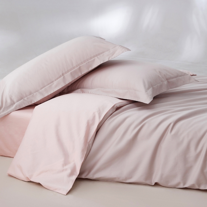 91家纺网 家纺一手货源 找家纺 轩和家居 2024新款简约纯色50s长绒棉贡缎四件套 迷雾灰+夏恋粉