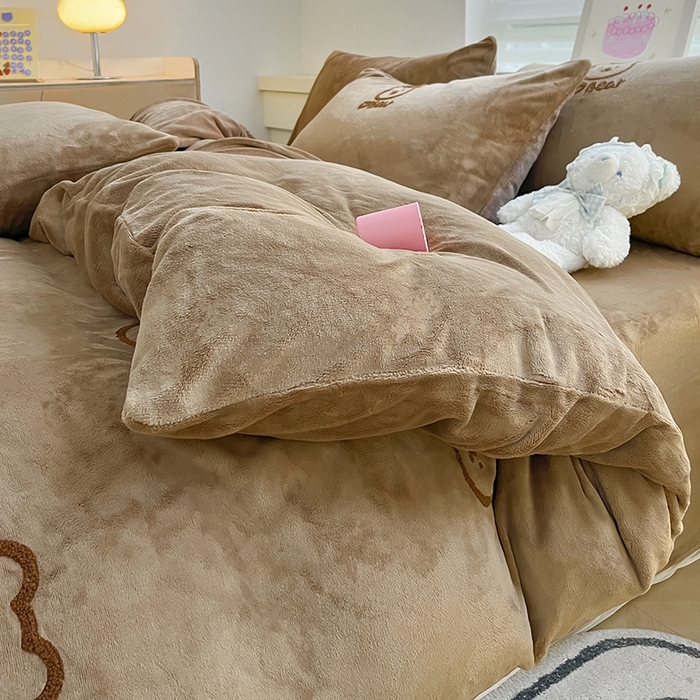 91家纺网 家纺一手货源 找家纺 雅居纺家纺 2024新款高克重牛奶绒毛巾绣四件套 小熊-咖