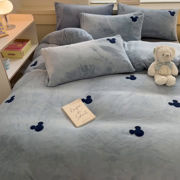 91家纺网 家纺一手货源 找家纺 雅居纺家纺 2024新款高克重牛奶绒毛巾绣四件套 米奇-蓝灰