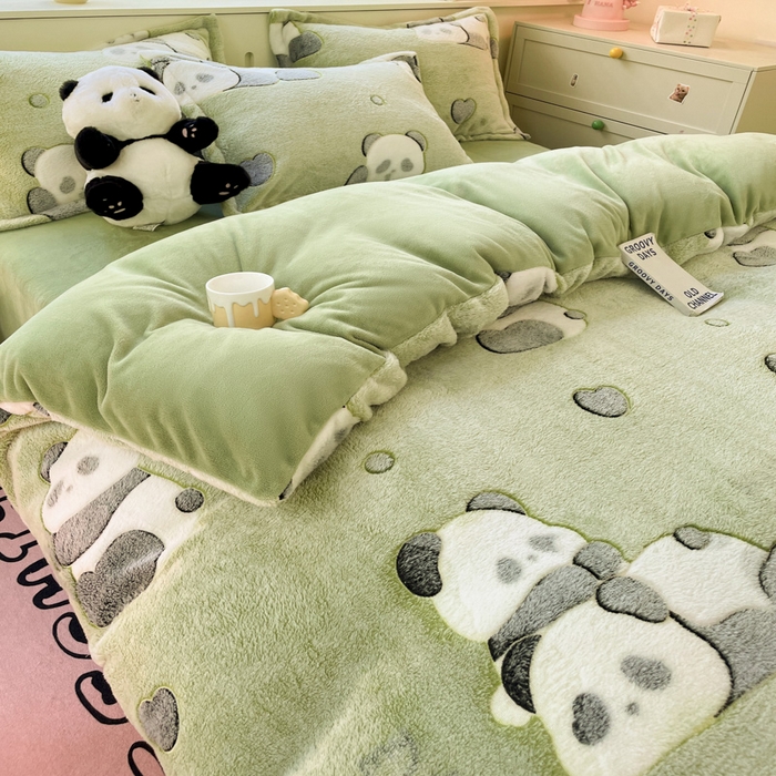 91家纺网 家纺一手货源 找家纺 沐慕 2024新款卡通印花雪花绒四件套加厚牛奶绒四件套 熊猫伙伴