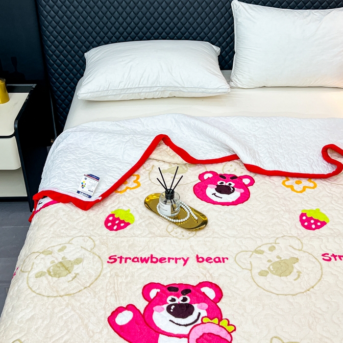 91家纺网 家纺一手货源 找家纺 梵克保罗 2024新款亲肤舒适牛奶绒花边单床盖 草莓熊