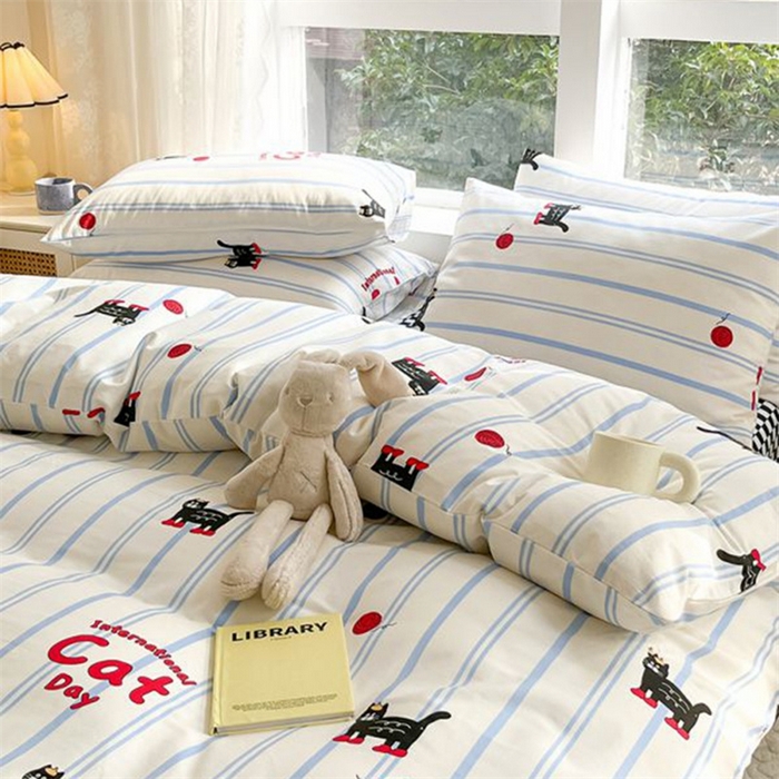 91家纺网 家纺一手货源 找家纺 麦伦家居 2024全棉斜纹13372小清新碎花卡通系列四件套 蓝条小猫咪