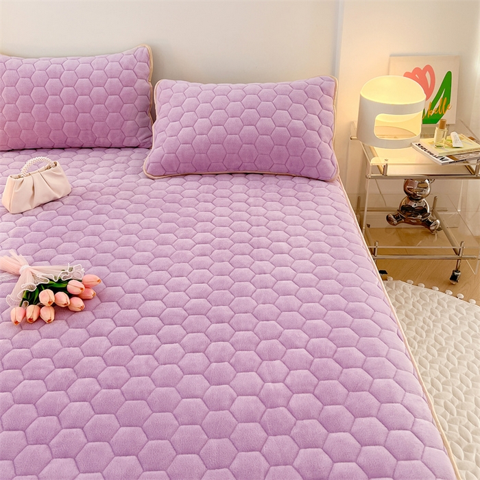 91家纺网 家纺一手货源 找家纺 梦舒羽 2025新款牛奶绒夹棉床笠三件套床罩床单床盖护垫套 香芋紫