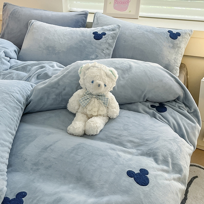 91家纺网 家纺一手货源 找家纺 雅居纺家纺 2024新款高克重牛奶绒毛巾绣四件套 米奇-蓝灰