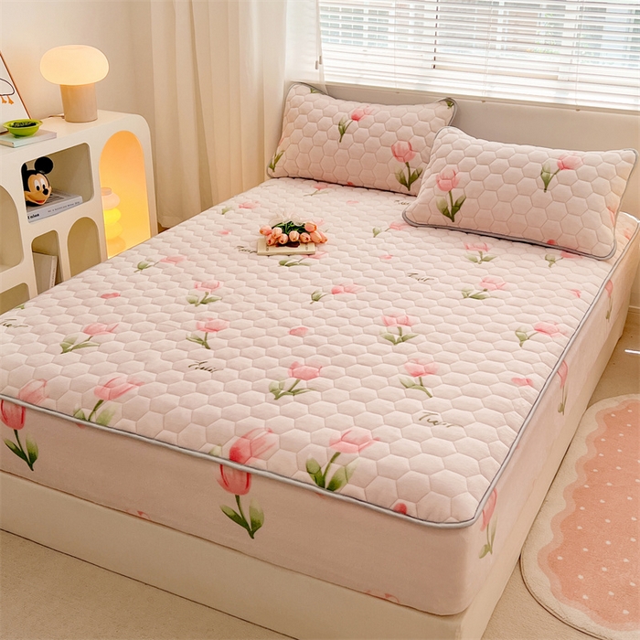 91家纺网 家纺一手货源 找家纺 梦舒羽 2025新款牛奶绒夹棉床笠三件套床罩床单床盖护垫套 花语