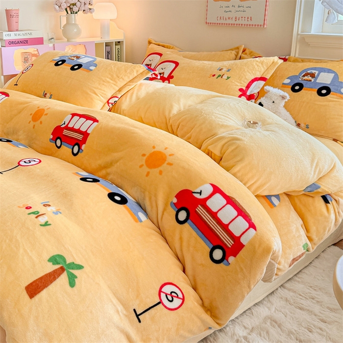 91家纺网 家纺一手货源 找家纺 名兮 2024新款卡通时尚风高克重牛奶绒四件套 汽车派对