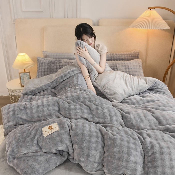 91家纺网 家纺一手货源 找家纺 卡迪亚家纺 2024新款亲肤舒适泡泡绒四件套 浅灰